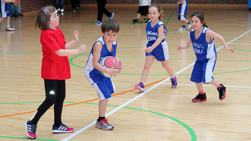 Diversión y mucho baloncesto en la Topaketa de Saski Eskola